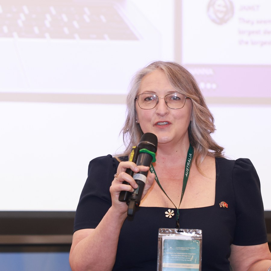 Janet Moeller presenting at a conference